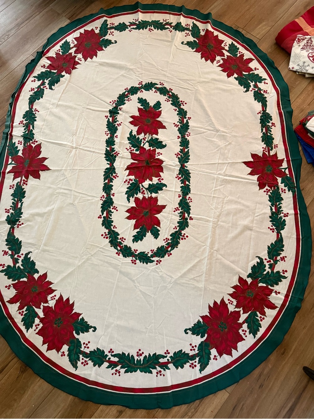 Holiday Poinsettia Oval Tablecloth and 4 Napkins - Cream and Red